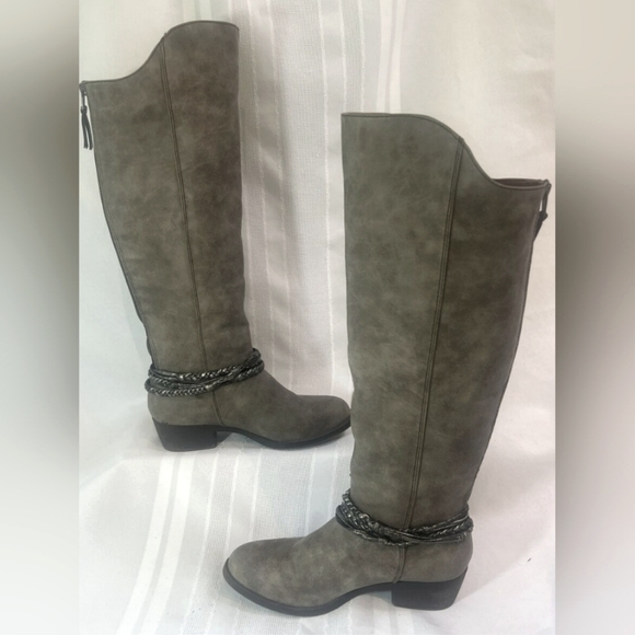 pop Shoes - EUC 🔷️ POP- Gray Faux Leather Knee High Boot.  Size- 8.5 med